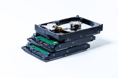 Farklı boyutlarda HDD sabit disk sürücüsü beyazda izole edildi. Bir sabit disk sürücüsünün iç görüntüsü HDD Hard Diskler veri depolama yan yana gümüş ışık renginde