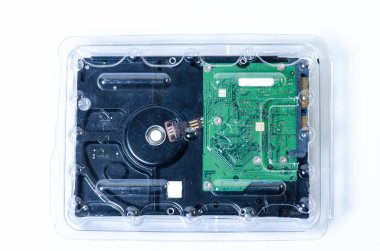Farklı boyutlarda HDD sabit disk sürücüsü beyazda izole edildi. Bir sabit disk sürücüsünün iç görüntüsü HDD Hard Diskler veri depolama yan yana gümüş ışık renginde