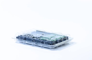 Farklı boyutlarda HDD sabit disk sürücüsü beyazda izole edildi. Bir sabit disk sürücüsünün iç görüntüsü HDD Hard Diskler veri depolama yan yana gümüş ışık renginde