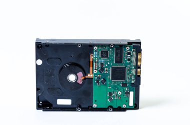 Farklı boyutlarda HDD sabit disk sürücüsü beyazda izole edildi. Bir sabit disk sürücüsünün iç görüntüsü HDD Hard Diskler veri depolama yan yana gümüş ışık renginde