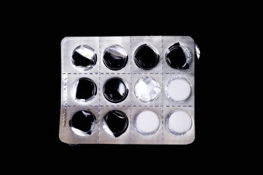 Kapsül hapları siyah bir sırtüstü su topladı.