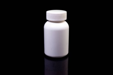 Siyah arka planda haplar ve vitaminler için üst görünüm maketi şişesi, doğal organik biyolojik takviyeler