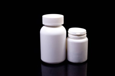Siyah arka planda haplar ve vitaminler için üst görünüm maketi şişesi, doğal organik biyolojik takviyeler