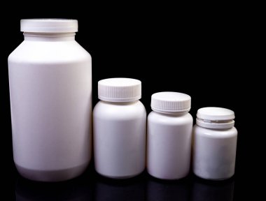 Siyah arka planda haplar ve vitaminler için üst görünüm maketi şişesi, doğal organik biyolojik takviyeler