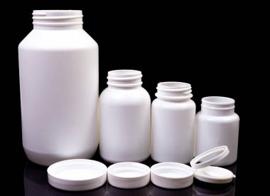 Siyah arka planda haplar ve vitaminler için üst görünüm maketi şişesi, doğal organik biyolojik takviyeler