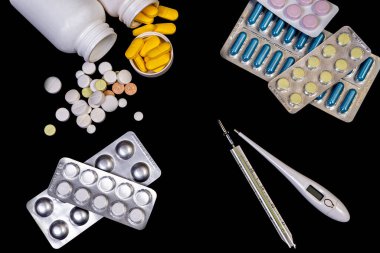 Siyah arka planda haplar ve vitaminler için üst görünüm maketi şişesi, doğal organik biyolojik takviyeler