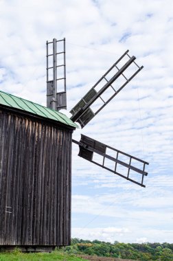 XVII. Yüzyıl Tahıl Değirmeni 'nin eski ahşap değirmeni Polonya' nın Podlasie kentindeki Jurowce 'de bir Hollanda yel değirmeni.