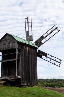 XVII. Yüzyıl Tahıl Değirmeni 'nin eski ahşap değirmeni Polonya' nın Podlasie kentindeki Jurowce 'de bir Hollanda yel değirmeni.