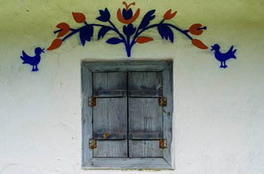 Eski bir sıva duvarında eski kapalı panjurlu pencere, eski bir evin ahşap panjurlu penceresi.