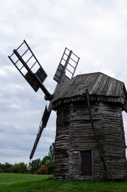 XVII. Yüzyıl Tahıl Değirmeni 'nin eski ahşap değirmeni Polonya' nın Podlasie kentindeki Jurowce 'de bir Hollanda yel değirmeni.