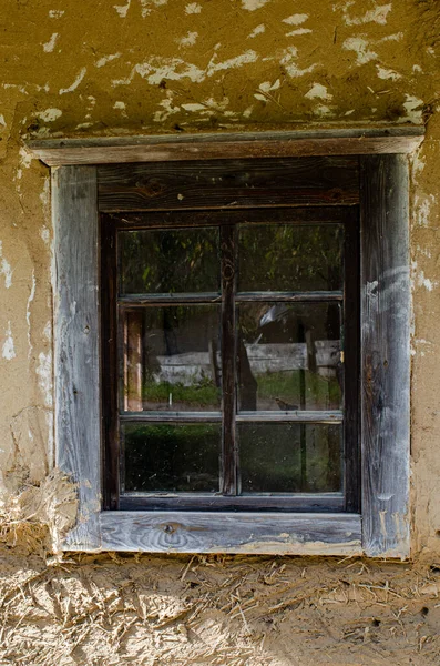 Eski Bir Sıva Duvarında Eski Kapalı Panjurlu Pencere Eski Bir — Stok fotoğraf