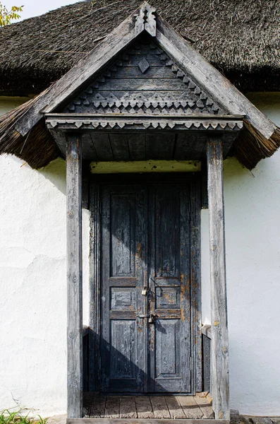 Białe Stare Wietrzne Drzwi Drewnianej Ścianie Starozytnej Chaty Tradycyjna Kłoda — Zdjęcie stockowe