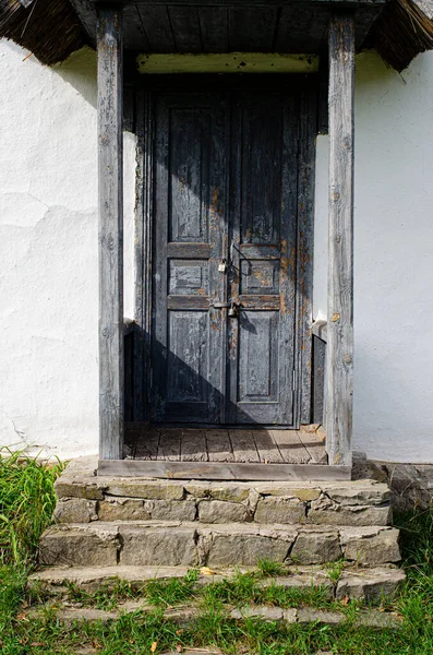 Białe Stare Wietrzne Drzwi Drewnianej Ścianie Starozytnej Chaty Tradycyjna Kłoda — Zdjęcie stockowe