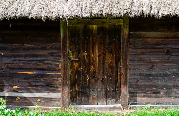 Білі Старі Вивітрені Двері Дерев Яній Стіні Стародавньої Хатини Традиційний — стокове фото
