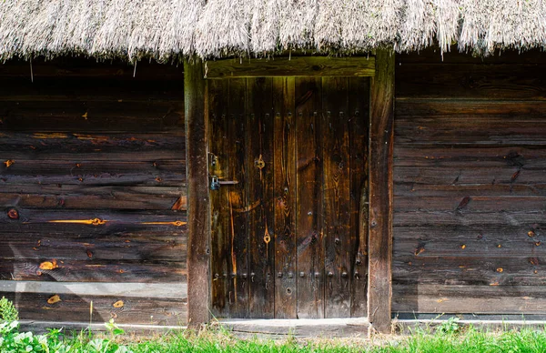 Witte Oude Verweerde Deur Houten Muur Van Een Oude Hut — Stockfoto