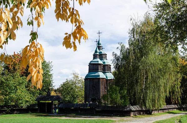 皮罗戈沃建筑公园中古老的圣米迦勒木制教堂与乌肯人的生活 — 图库照片