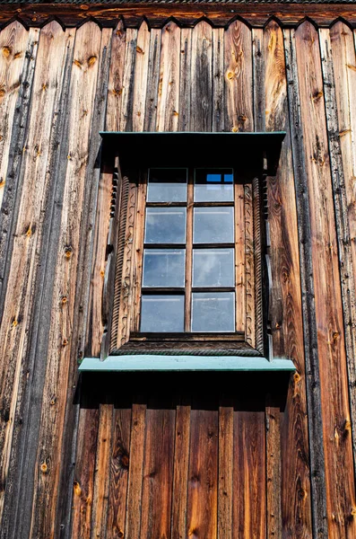 Okno Rocznika Zamknięte Okiennice Starej Ścianie Stiukowe Okno Drewnianymi Okiennicami — Zdjęcie stockowe