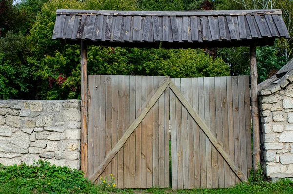 Eski Bir Kulübenin Ahşap Duvarındaki Eski Beyaz Yıpranmış Kapı Geleneksel — Stok fotoğraf