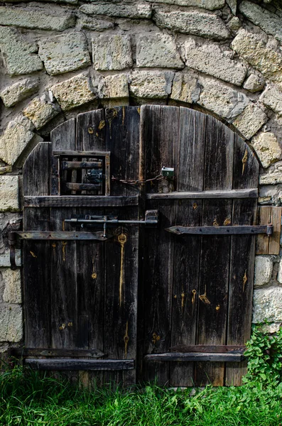 Білі Старі Вивітрені Двері Дерев Яній Стіні Стародавньої Хатини Традиційний — стокове фото