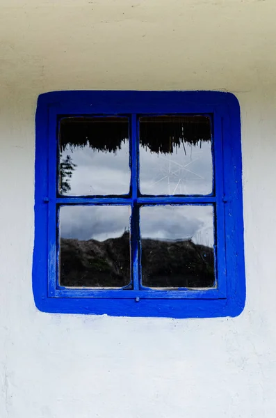 Okno Rocznika Zamknięte Okiennice Starej Ścianie Stiukowe Okno Drewnianymi Okiennicami — Zdjęcie stockowe
