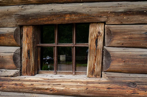Okno Starodávnými Zavřenými Okenicemi Staré Štukové Stěně Okno Dřevěnými Okenicemi — Stock fotografie