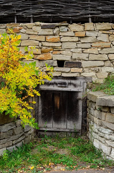 Bianco Vecchia Porta Intemperie Nella Parete Legno Antica Capanna Tronco — Foto Stock