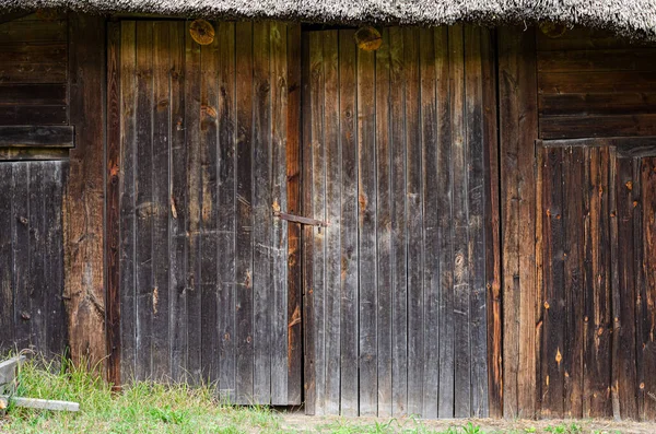 Witte Oude Verweerde Deur Houten Muur Van Een Oude Hut — Stockfoto