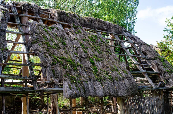 Ukrain基辅附近Pyrohiv Pirogovo 村的古代传统乌克兰农村住房 图库图片