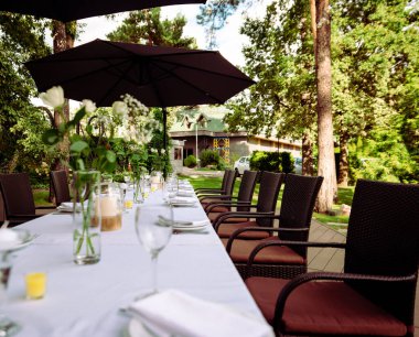 Çatal ve kaşıkla süslenmiş tabak. Pampa otları ve yeşillik ile boho tarzı bir masa hazırlandı.