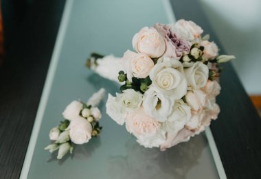 Beyaz güllerden yapılmış düğün buketi Çimlerde ya da masada gelinin düğün buketi