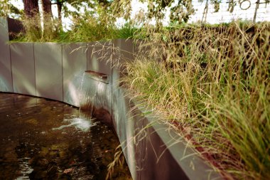 Kahvaltı, lüks bir tropikal otel veya tatil köyündeki açık hava restoranında servis edilir. Yemek ve içeceklerle birlikte kahvaltı masası. Yaz tatilleri, tatiller, turizm, seyahat konsepti. Yeşil gölet arka planı.