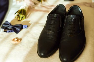 Damadın ücreti, şık bir adam ceketini ayarlar ve yüzük buketini izler.