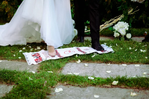 英尺的新郎和新娘 婚礼鞋 软焦点 跨处理图像的复古 — 图库照片