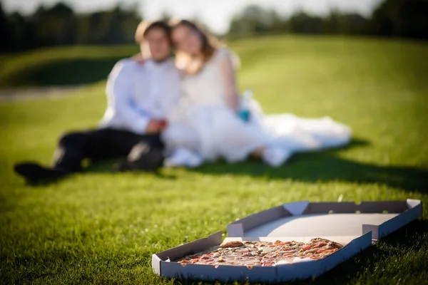 Alegre Pareja Jóvenes Recién Casados Divirtiéndose Sentados Suelo Bebiendo Vino — Foto de Stock