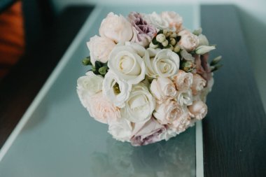 Beyaz güllerden yapılmış düğün buketi Çimlerde ya da masada gelinin düğün buketi