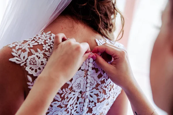 Mattina Nuziale Sposa Indossa Vestito Sposo Aiutare Fidanzata Vestirsi Regolazione — Foto Stock