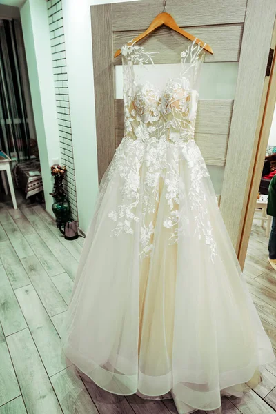 Vestido Novia Perfecto Con Una Falda Completa Una Percha Habitación —  Fotos de Stock