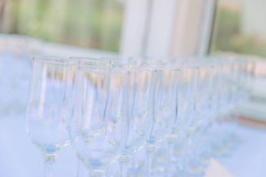 Masada köpüklü şarap ve iki bardak düğün kadehi.