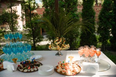 Çatal ve kaşıkla süslenmiş tabak. Pampa otları ve yeşillik ile boho tarzı bir masa hazırlandı.