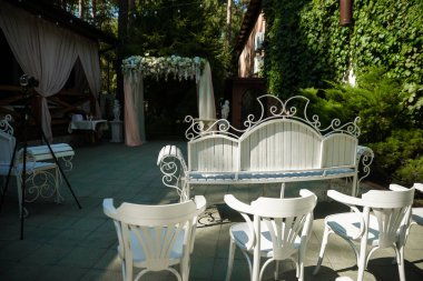 Düğün töreni. Çok güzel ve şık bir düğün kemeri, çeşitli taze çiçeklerle süslenmiş, bahçede duruyor. Düğün günü. Taze çiçek süslemeleri, şakayıklar..