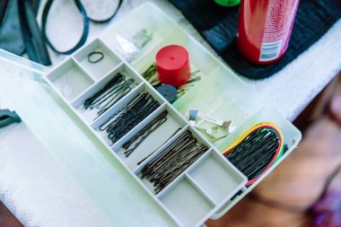 Profesyonel visagiste çalışma alanı. Makyaj araçları. Fan fırça. Toz uygulama.