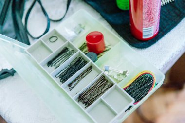 Profesyonel visagiste çalışma alanı. Makyaj araçları. Fan fırça. Toz uygulama.