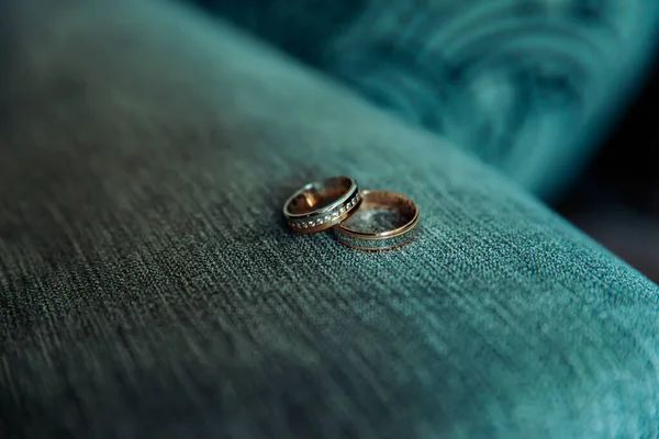 二つの結婚指輪が床に 地面に ピアノの上に — ストック写真
