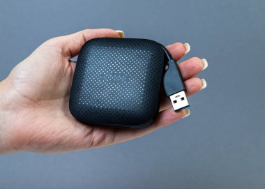 USB tip C adaptörü veya çeşitli aksesuarları olan merkez - kalem sürücüleri, hdmi, ethernet, hafıza kartı, kablolar. Bilgisayarlar ve akıllı telefonlar için çeşitli dönüştürücü kabloları tutan eller