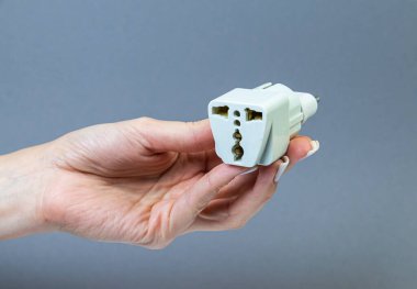 USB tip C adaptörü veya çeşitli aksesuarları olan merkez - kalem sürücüleri, hdmi, ethernet, hafıza kartı, kablolar. Bilgisayarlar ve akıllı telefonlar için çeşitli dönüştürücü kabloları tutan eller