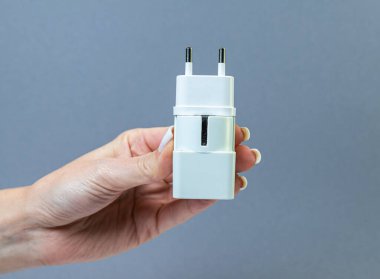 USB tip C adaptörü veya çeşitli aksesuarları olan merkez - kalem sürücüleri, hdmi, ethernet, hafıza kartı, kablolar. Bilgisayarlar ve akıllı telefonlar için çeşitli dönüştürücü kabloları tutan eller