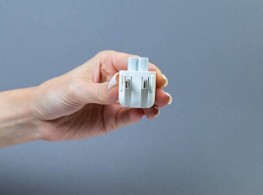 USB tip C adaptörü veya çeşitli aksesuarları olan merkez - kalem sürücüleri, hdmi, ethernet, hafıza kartı, kablolar. Bilgisayarlar ve akıllı telefonlar için çeşitli dönüştürücü kabloları tutan eller