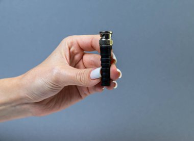 USB tip C adaptörü veya çeşitli aksesuarları olan merkez - kalem sürücüleri, hdmi, ethernet, hafıza kartı, kablolar. Bilgisayarlar ve akıllı telefonlar için çeşitli dönüştürücü kabloları tutan eller