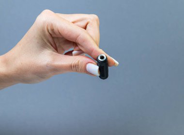 USB tip C adaptörü veya çeşitli aksesuarları olan merkez - kalem sürücüleri, hdmi, ethernet, hafıza kartı, kablolar. Bilgisayarlar ve akıllı telefonlar için çeşitli dönüştürücü kabloları tutan eller