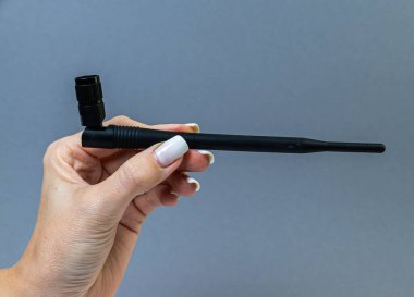 USB tip C adaptörü veya çeşitli aksesuarları olan merkez - kalem sürücüleri, hdmi, ethernet, hafıza kartı, kablolar. Bilgisayarlar ve akıllı telefonlar için çeşitli dönüştürücü kabloları tutan eller